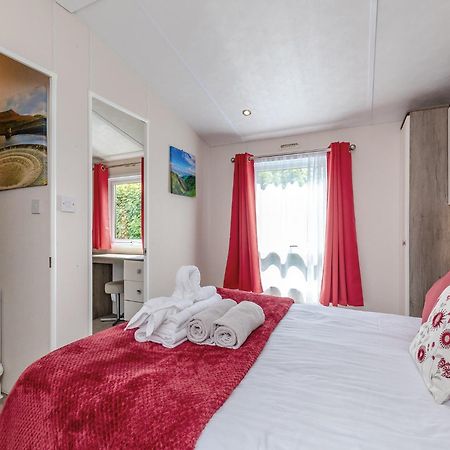 Longnor Wood Holiday Park מראה חיצוני תמונה