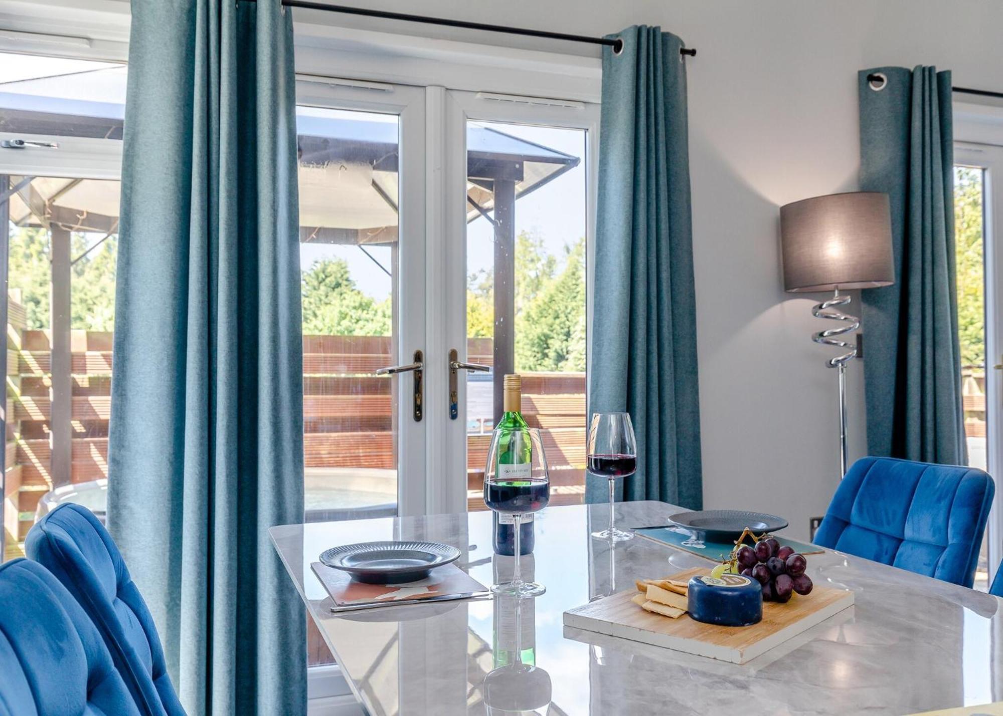 Longnor Wood Holiday Park מראה חיצוני תמונה
